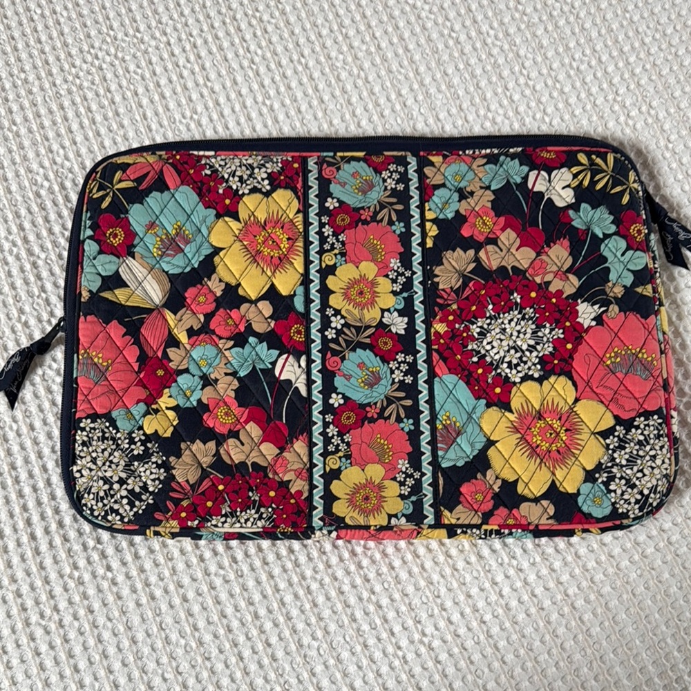 Vera Bradley “happy snails print”laptop sleeve lightly used size 17”W x 12H